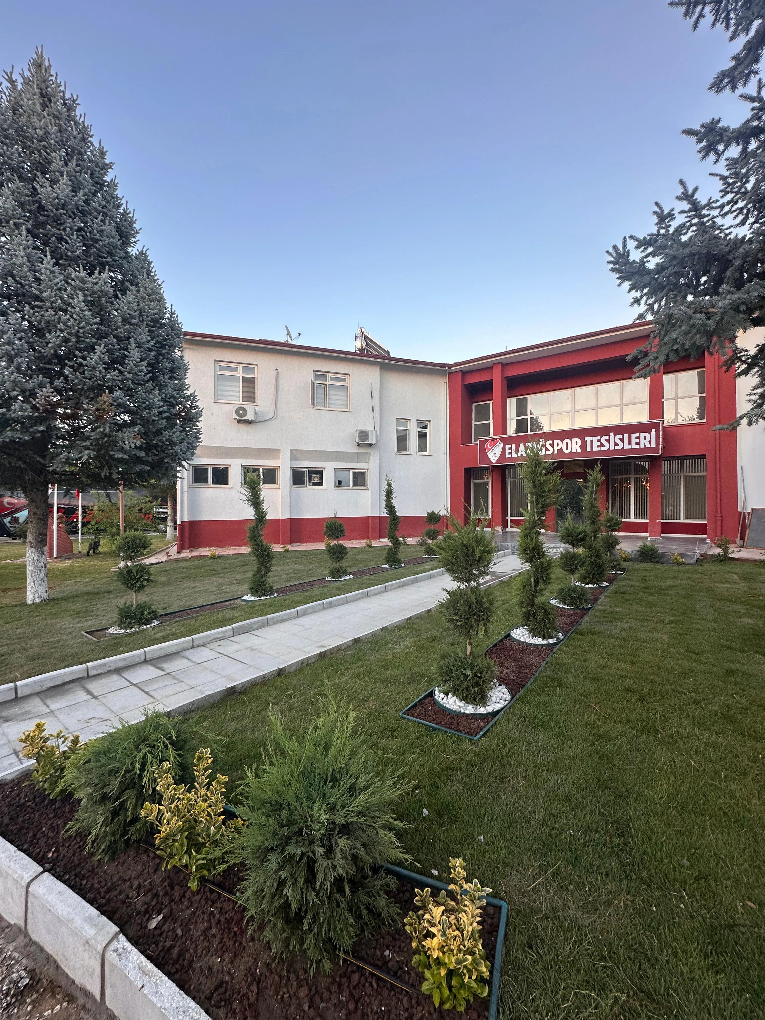 Elazığ Spor Tesisleri Rulo Çim Serimi ve Otomatik Sulama